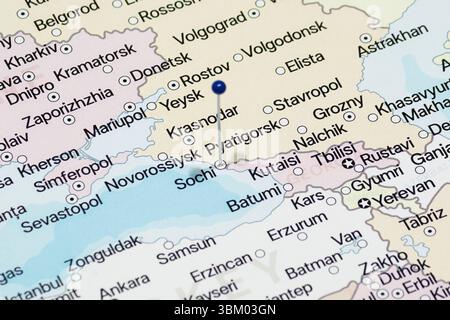 Makrofoto einer blauen Nadel in Sotschi politische Karte der Stadt Russland Stockfoto
