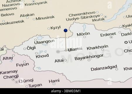 Makrofoto einer blauen Nadel in die politische Karte der Stadt Uliastai in der Mongolei Stockfoto
