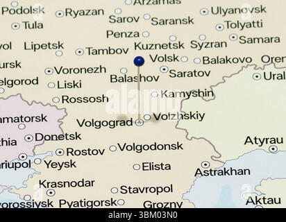 Makrofoto einer blauen Nadelnadel in Wolgograd-Stadt Russlands politische Karte Stockfoto