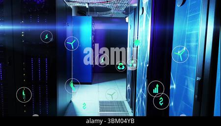 Blau leuchtende Serverracks im Korridor des Rechenzentrums mit Kabeltrassen und grünen Symbolen Stockfoto