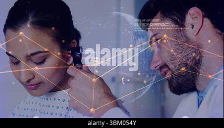 Arztkontrolle im weißen Mantel, Untersuchung des Ohres des Patienten in der Klinik, mit Otoskop und Datenüberlagerung Stockfoto