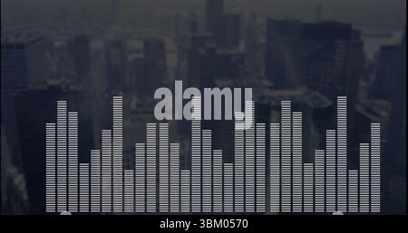 Anzeige des Audio-Equalizers über der Skyline der Metropole in der Abenddämmerung mit vertikalen weißen Balken Stockfoto