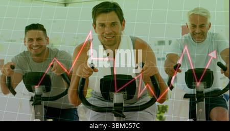 Drei Männer mit Heimtrainer im Fitnesscenter in die Pedale treten, mit weißem Handtuch und roter Grafik Stockfoto