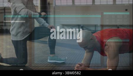 Kniender Trainer Coaching Mann, der Unterarmplanke im Fitnessstudio hält, blaue Trainingsmatte, Kopierraum Stockfoto