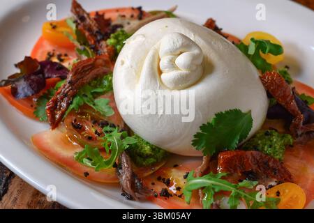 Tomatensalat mit frischem Burrata Stockfoto