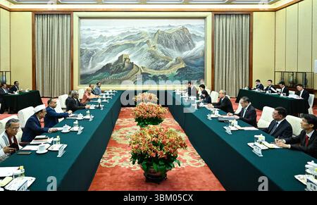 Peking, China. Juni 2025. Li Hongzhong, stellvertretender Vorsitzender des Ständigen Komitees des Nationalen Volkskongresses, auch Mitglied des Politbüros des Zentralkomitees der Kommunistischen Partei Chinas, trifft am 23. Juni 2025 in Peking, der Hauptstadt Chinas, mit einer Delegation der Bangladesch Nationalistischen Partei (BNP) unter der Leitung ihres Generalsekretärs Mirza Fakhrul Islam Alamgir zusammen. Quelle: Shen Hong/Xinhua/Alamy Live News Stockfoto
