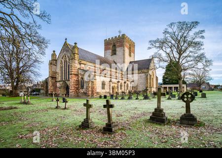 Der Südwestblick der St. Asaph Cathedral, einer Kathedrale aus dem 13. Jahrhundert in St. Asaph oder Llanelwy in Denbighshire, Nordwales, die zweitkleinste Stadt ... Stockfoto