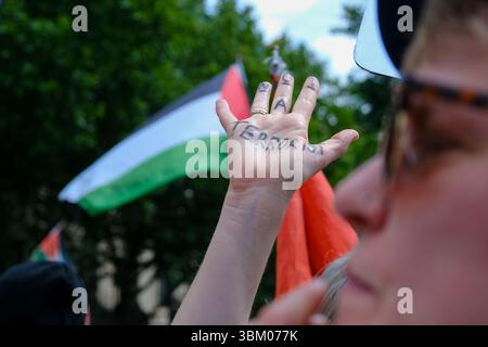 Aktivisten protestieren gegen ein mögliches Verbot der Palästinensischen Aktion nach dem Überschreiten der RAF Brize Norton, wo Flugzeuge mit roter Farbe vandalisiert wurden. Stockfoto