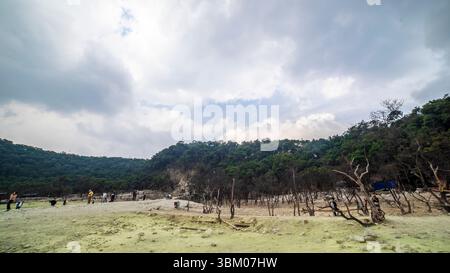 KAWAH PUTIH, CIWIDEY BANDUNG INDONESIA - 12. OKTOBER 2023. Kawah Putih Crater Lake in Ciwidey West Java, Bandung Indonesien Stockfoto