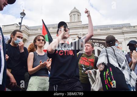 London, Großbritannien. Juni 2025. Ein Demonstrant, der ein Palestine Action-Shirt trägt, singt während der Demonstration Slogans. Unterstützer protestierten auf dem Trafalgar Square gegen die Pläne der Regierung, die pro-palästinensische Aktivistengruppe Palestine Action zu verbieten. (Foto: Vuk Valcic/SOPA Images/SIPA USA) Credit: SIPA USA/Alamy Live News Stockfoto