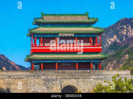 Nordtor, Chinesische Mauer, Juyong-Pass, Peking, China. Das nördliche Tor und der nächste Mauerabschnitt zu Peking. Erbaut während der Ming-Dynastie im Jahr 1368. Kinn Stockfoto
