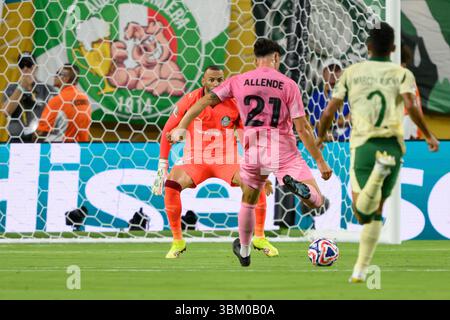 Hard Rock Stadium, Miami, USA. Juni 2025. Club World Cup Gruppe A Runde 1 Fußball, Inter Miami gegen Palmeiras; Inter Miami FC Stürmer Tadeo Allende erzielt in der 16. Minute sein Tor hinter Palmeiras Torhüter Weverton für 1-0 Stockfoto