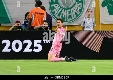 Hard Rock Stadium, Miami, USA. Juni 2025. Club World Cup Gruppe A Runde 1 Fußball, Inter Miami gegen Palmeiras; Inter Miami FC Stürmer Tadeo Allende feiert sein Tor gegen Palmeiras Torhüter Weverton für 1-0 in der 16. Minute Credit: Action Plus Sports/Alamy Live News Stockfoto