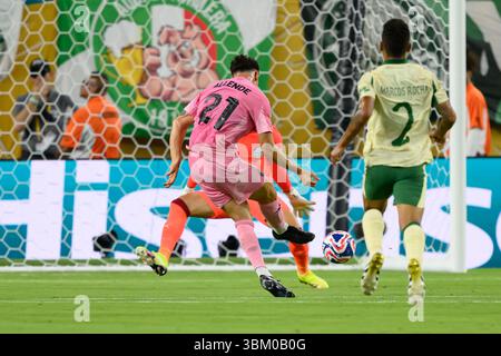 Hard Rock Stadium, Miami, USA. Juni 2025. Club World Cup Gruppe A Runde 1 Fußball, Inter Miami gegen Palmeiras; Inter Miami FC Stürmer Tadeo Allende erzielt in der 16. Minute sein Tor hinter Palmeiras Torhüter Weverton für 1-0 Stockfoto
