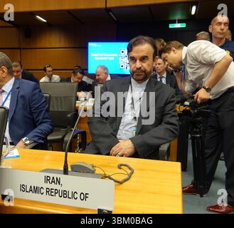 Wien, Österreich. Juni 2025. Der iranische Vertreter wird vor der Eröffnung einer Dringlichkeitssitzung des Gouverneursrats der Internationalen Atomenergie-Organisation (IAEO) am 23. Juni 2025 in Wien, Österreich, gesehen. Die UN-Atombeobachtungsbehörde gab am Montag bekannt, dass der iranische Atomstandort Fordow angesichts der eingesetzten explosiven Nutzlast und der extremen Vibrationsempfindlichkeit der Zentrifugen mit erheblichen unterirdischen Schäden rechnen wird. Quelle: Wang Zhou/Xinhua/Alamy Live News Stockfoto