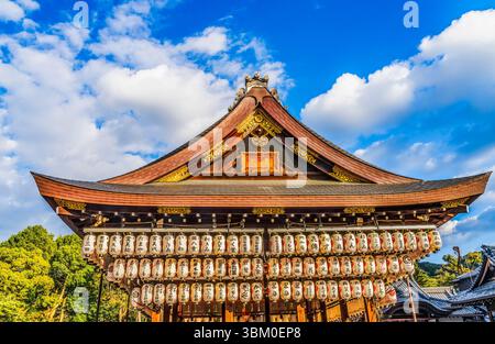 Bunte Laternen, Yasaka-Schrein, Kyoto, Japan. Shine wurde 656 n. Chr. gegründet. Viele japanische Unternehmen kaufen Windlichter mit ihrem Logo für japanische Schreine und Stockfoto