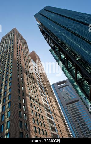 Der Nippon TV-Hochhaus erhebt sich neben dem Gebäude der Shiseido Company im Shiodome-Viertel von Shimbashi, Tokio, Japan Stockfoto
