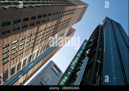 Der Nippon TV-Hochhaus erhebt sich neben dem Gebäude der Shiseido Company im Shiodome-Viertel von Shimbashi, Tokio, Japan Stockfoto
