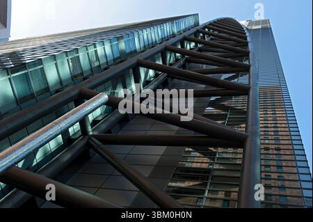 Der Nippon TV-Hochhaus erhebt sich neben dem Gebäude der Shiseido Company im Shiodome-Viertel von Shimbashi, Tokio, Japan Stockfoto