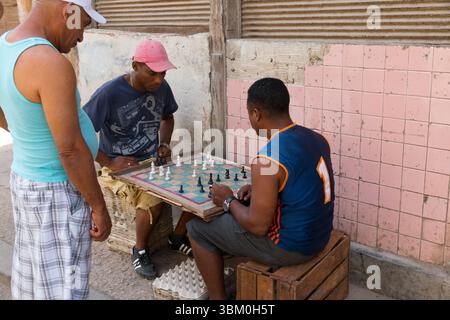 Kuba, Havanna. Kubanische Männer spielen Schach. (Nur Für Redaktionelle Zwecke) Stockfoto