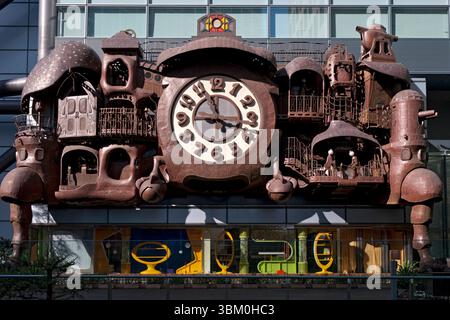 Die von Miyazaki Hayao entworfene Giant Ghibli Uhr befindet sich vor dem NTV (Nippon Television) Hauptgebäude in Shimbashi, Tokio, Japan. Stockfoto