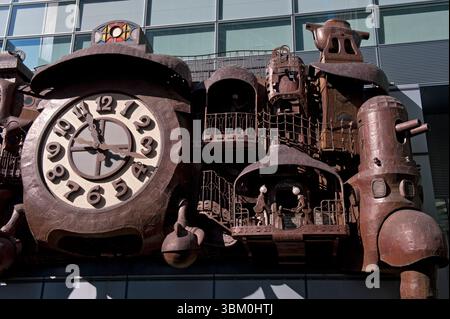 Die von Miyazaki Hayao entworfene Giant Ghibli Uhr befindet sich vor dem NTV (Nippon Television) Hauptgebäude in Shimbashi, Tokio, Japan. Stockfoto