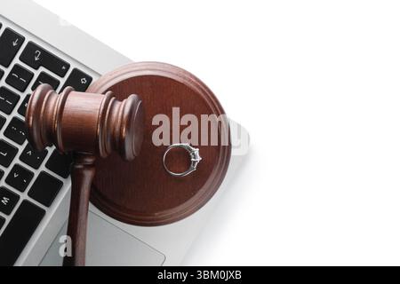 Auktionsgabel mit Ring und Laptop auf weißem Hintergrund Stockfoto