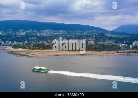 Hullo Schnellfähre von Vancouver nach Nanaimo. Hier in English Bay und West Vancouver, British Columbia, Kanada. Stockfoto