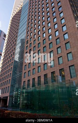 Shiseido Company Limited der japanische Kosmetikhersteller ist ein Wolkenkratzer im Shiodome-Viertel von Shimbashi, Tokio, Japan. Stockfoto