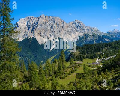 Mt. Zugspitze, Wetterwandeck und Platt-Spitze über das Tal Gaistal. Wettersteingebirge bei Ehrwald in Tirol. Mitteleuropa, Österreich, Tirol Stockfoto