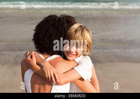 Glückliche Familie zusammen posieren Stockfoto