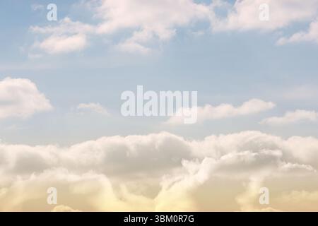 Schönen blauen Himmel mit Wolken Stockfoto