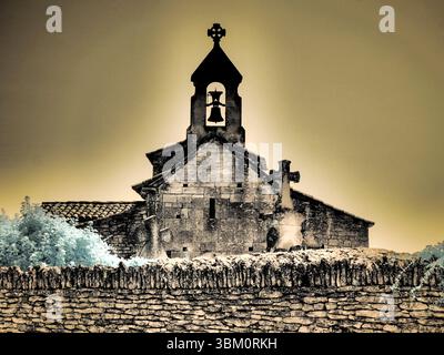 Frankreich, Provence. St. Pantaleon, Kirche aus dem 12. Jahrhundert mit einer Felsennekropole. Stockfoto