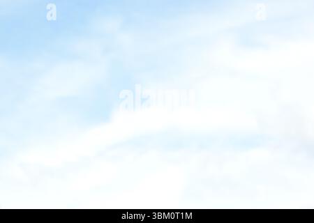 Die Illustration des flachen Himmels zeigt weiche weiße Wolken, die über einem blassblauen Hintergrund schweben Stockfoto