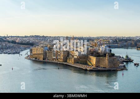 Malta, Birgu. Fort St. Angelo von der anderen Seite der Bucht in Valletta aus gesehen. Stockfoto