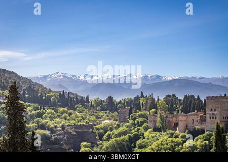 Albaicin, Provinz Granada, Andalusien, Spanien. Alhambra mit den Sierra Nevada Mountains in der Ferne. Stockfoto