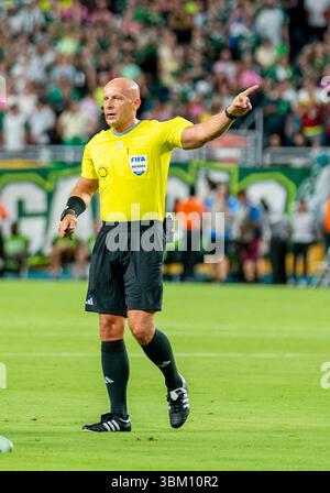Miami Gardens, USA. Juni 2025. Szymon Marciniak (Schiedsrichter, Polen) FIFA Club-Weltmeisterschaft: Inter Miami CF - SE Palmeiras 23.06.2025, FIFA Club-Weltmeisterschaft: Inter Miami CF - SE Palmeiras im Hard Rock Stadium, Miami Gardens, Florida, USA Credit: HMB Media/Alamy Live News Stockfoto