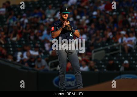 Minneapolis, MN USA: Luke Raley #20 der Seattle Mariners blickt auf ein MLB-Baseballspiel im Target Field in Minneapolis, MN am 23. Juni 2025. (Steven Garcia - Bild des Sports) Stockfoto