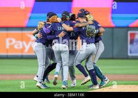 Minneapolis, MN USA: Die Seattle Mariners feiern den Sieg nach einem MLB-Baseballspiel am 23. Juni 2025 im Target Field in Minneapolis, MN. (Steven Garcia - Bild des Sports) Stockfoto