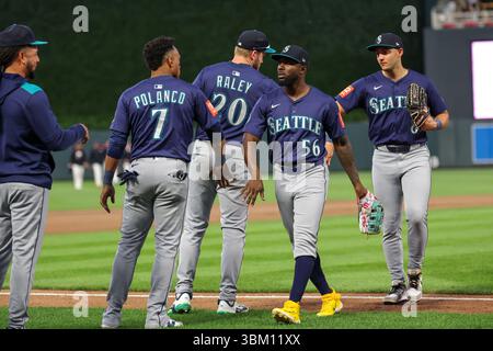 Minneapolis, MN USA: Die Seattle Mariners feiern den Sieg nach einem MLB-Baseballspiel am 23. Juni 2025 im Target Field in Minneapolis, MN. (Steven Garcia - Bild des Sports) Stockfoto
