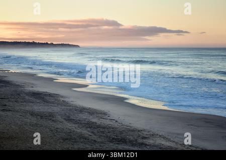 USA, Kalifornien, Half Moon Bay, ruhiger Sonnenaufgang von Dunes Beach Stockfoto