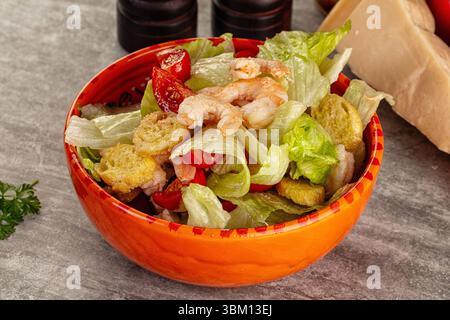 Leckerer caesar-Salat mit Garnelen und Eisberg Stockfoto