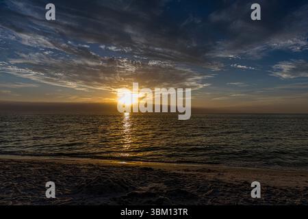 Ein wunderschöner Sonnenuntergang vor der Küste von Neapel, Florida im Golf von Mexiko. Stockfoto