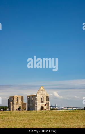 Antike Ruinen der Abbaye des Chateliers stehen majestätisch unter einem klaren blauen Himmel in La Flotte, Ile de Re, Frankreich Stockfoto