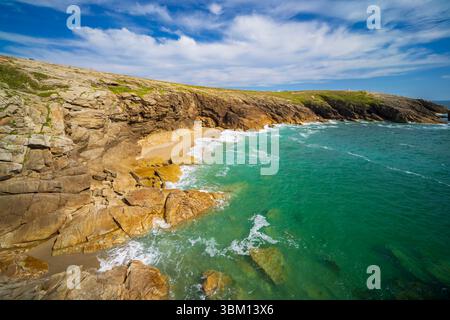 Wellen krachen an der felsigen Küste von Quiberon in Morbihan, Bretagne, Frankreich, und schaffen ein wunderschönes türkisfarbenes Spektakel Stockfoto