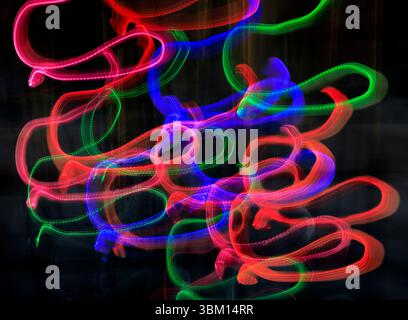 USA, Indiana, Carmel. Bewegungen, die rote, grüne und blaue Lichtspuren verursachen. Stockfoto