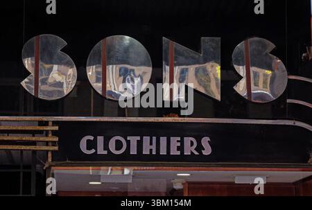 Art déco-Details des G. A. Zink & „Sons“ & Clothiers-Zeichens in auffälliger Art déco-Schrift in der 56 Oxford Street, Sydney, Australien Stockfoto