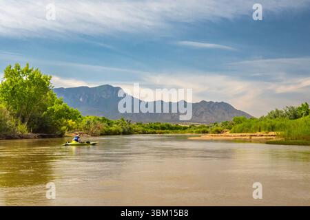 USA, New Mexico, Rio Grande River. Kajakfahrer auf dem Fluss. Stockfoto