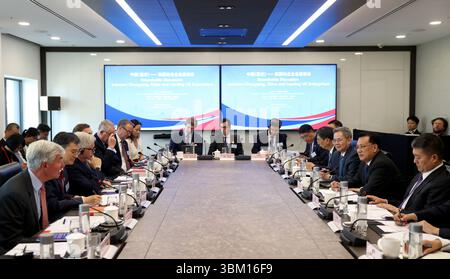(250623) -- LONDON, 23. Juni 2025 (Xinhua) -- Yuan Jiajun (2. R, Front), Mitglied des Politbüros des Zentralkomitees der Kommunistischen Partei Chinas (KPC) und Sekretär des Chongqing Municipal Committee der KPC, nimmt am 23. Juni 2025 an einem Rundtischgespräch zwischen führenden chinesischen (Chongqing) und britischen Unternehmen in London Teil. Yuan führte eine Parteidelegation, die auf Einladung der britischen Regierung am Sonntag und Montag Großbritannien besuchte. Während des Besuchs traf sich Yuan auch mit dem britischen nationalen Sicherheitsberater Jonathan Powell und führte Gespräche mit Nicholas Lyons, Lord Bürgermeister der Stockfoto