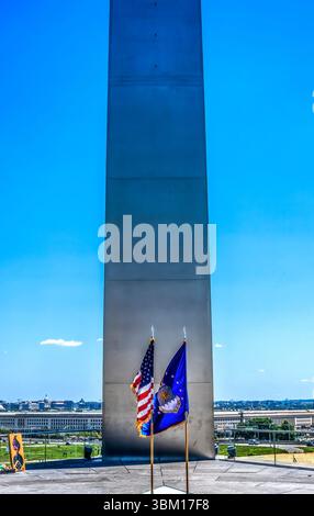 Presentation Flags, Air Force Memorial, Arlington, Virginia. Fünfeck. Drei Edelstahltürme ähneln den Dampfspuren des Air Force Thunder Stockfoto